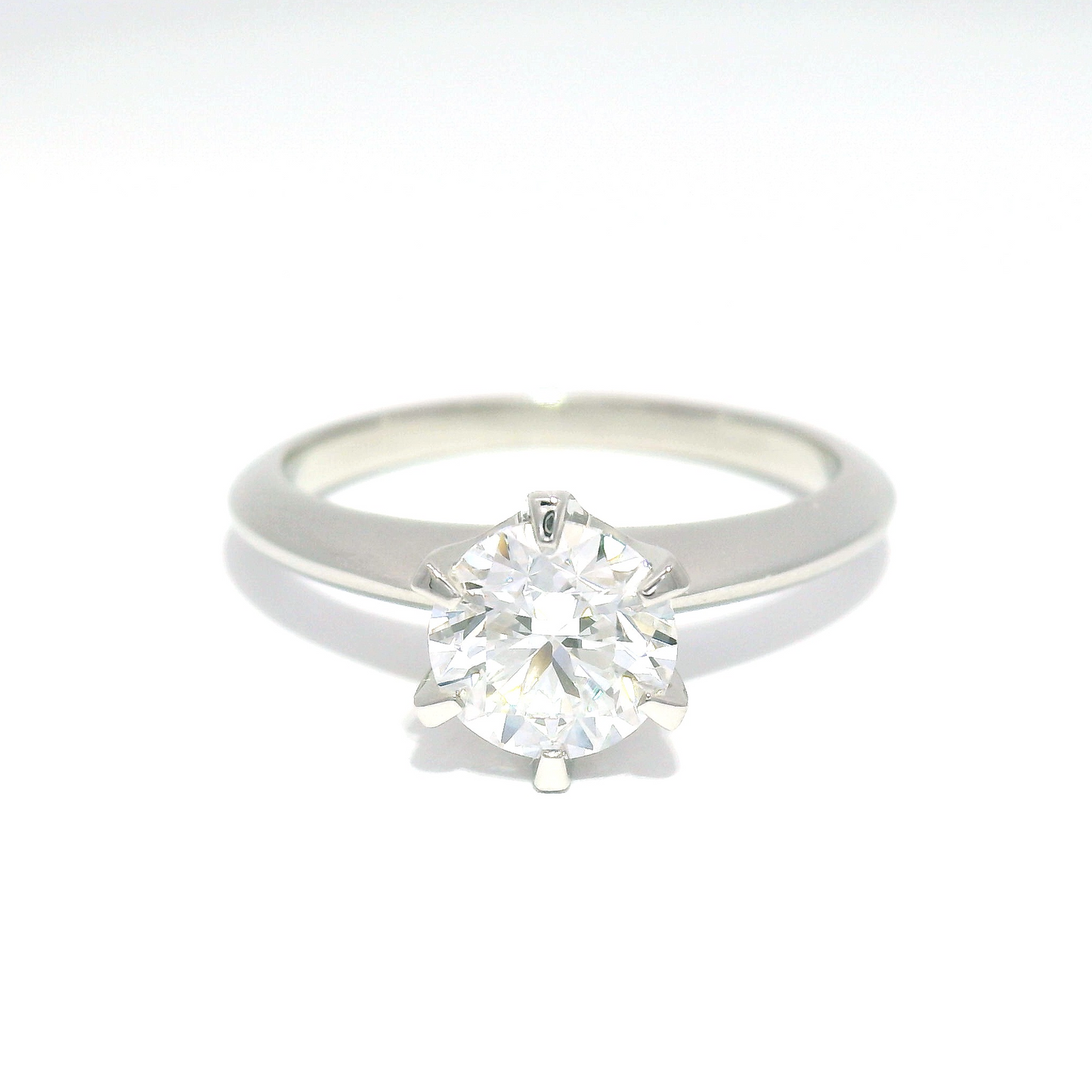 Platinum six claw solitaire set with lab-grown 0.96ct round brilliant diamond.