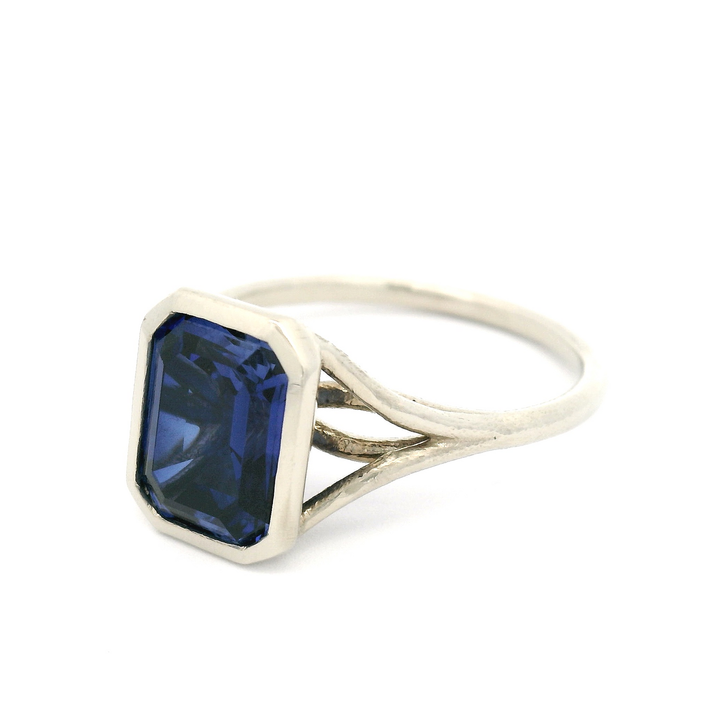 14K White Textured Bezel Set Solitaire with Emerald Cut 3ct Lab-Grown Purple-Blue Sapphire