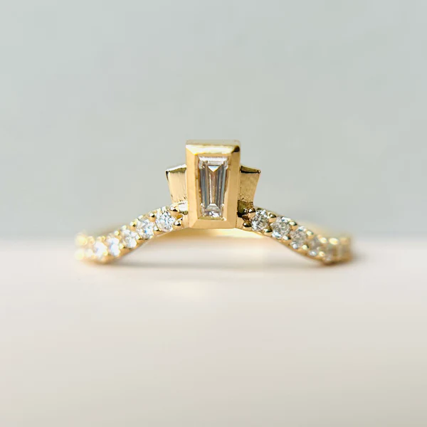 14k yellow gold tapered diamond centre contour band engagement ring.