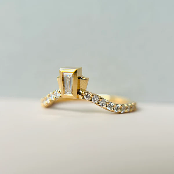 14k yellow gold tapered diamond centre contour band engagement ring taken from angle.