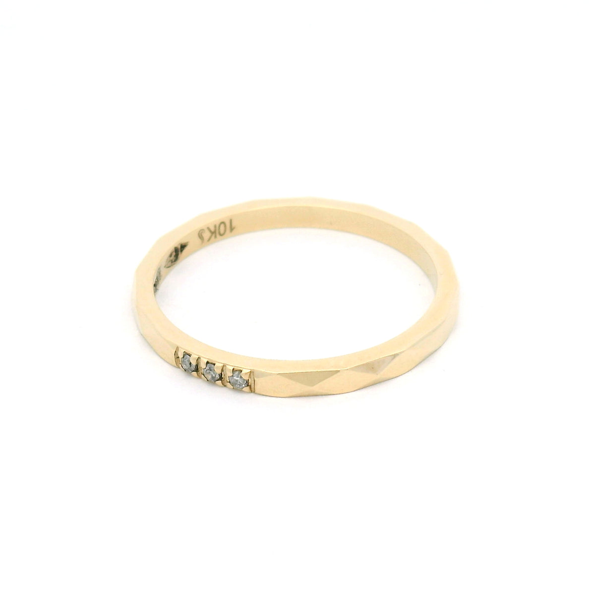 10K yellow gold 1.8mm geometric band with diamond-shaped facets and three round brilliant-cut diamonds grouped in a row.