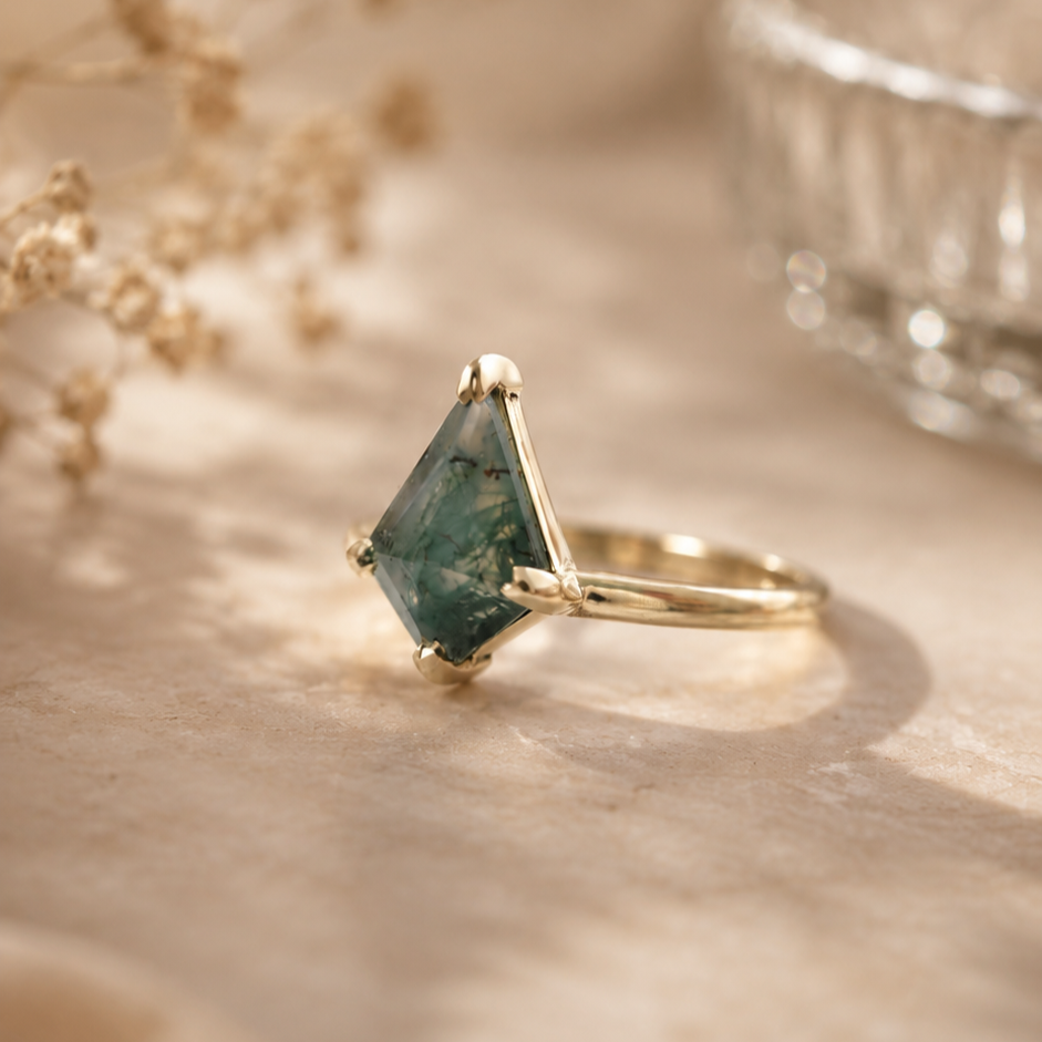 10k Yellow Solitaire with 1.25ct Kite Moss Agate