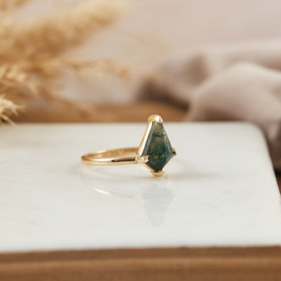 10k Yellow Solitaire with 1.25ct Kite Moss Agate
