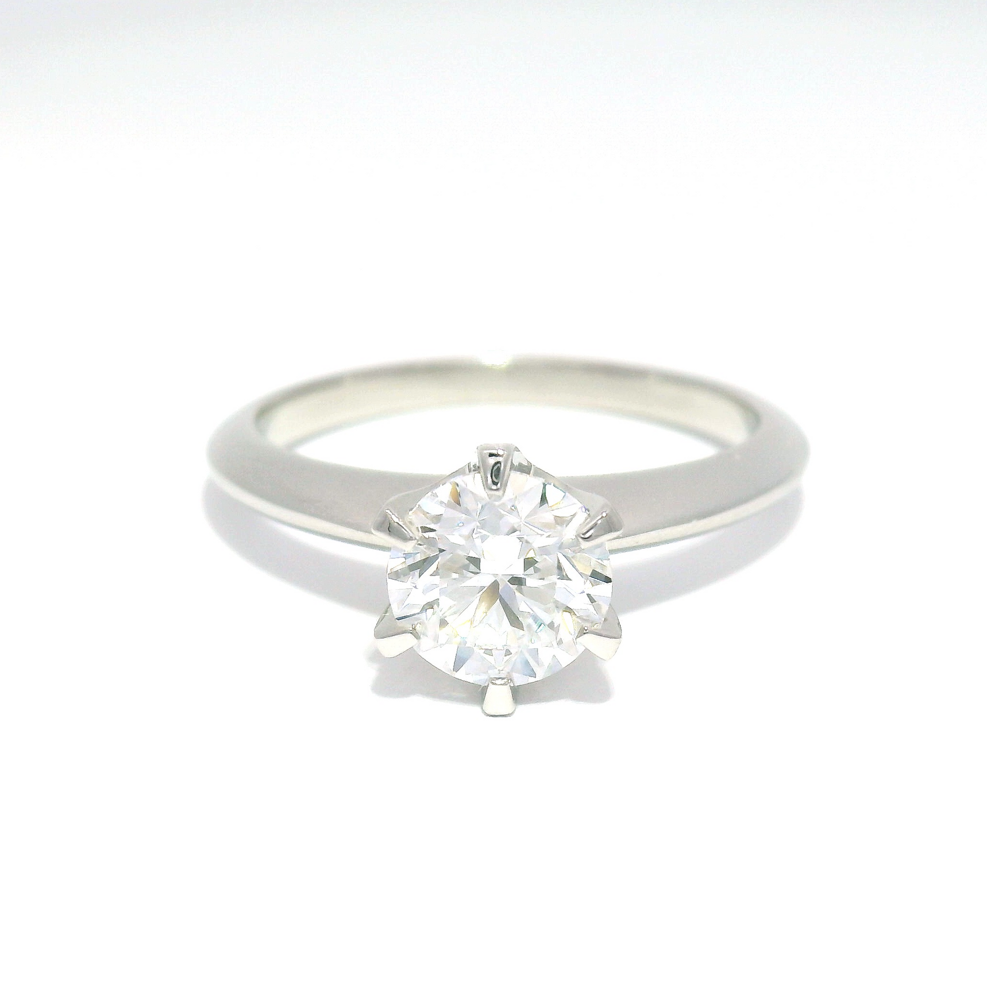 Platinum six claw solitaire set with lab-grown 0.96ct round brilliant diamond.