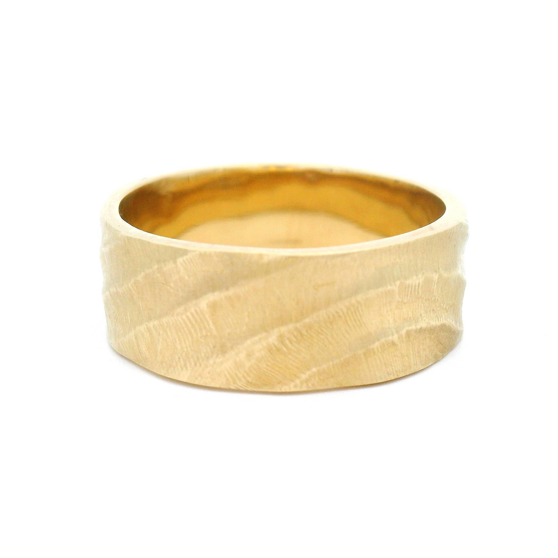 POM207-10k-yellow-7.5mm-wide-sculpted-texture-band