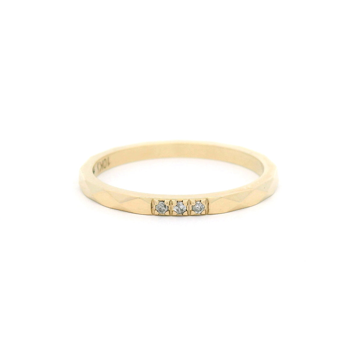 10K yellow gold 1.8mm geometric band with diamond-shaped facets and three round brilliant-cut diamonds grouped in a row.
