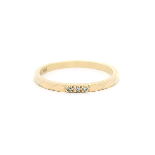 10K yellow gold 1.8mm geometric band with diamond-shaped facets and three round brilliant-cut diamonds grouped in a row.